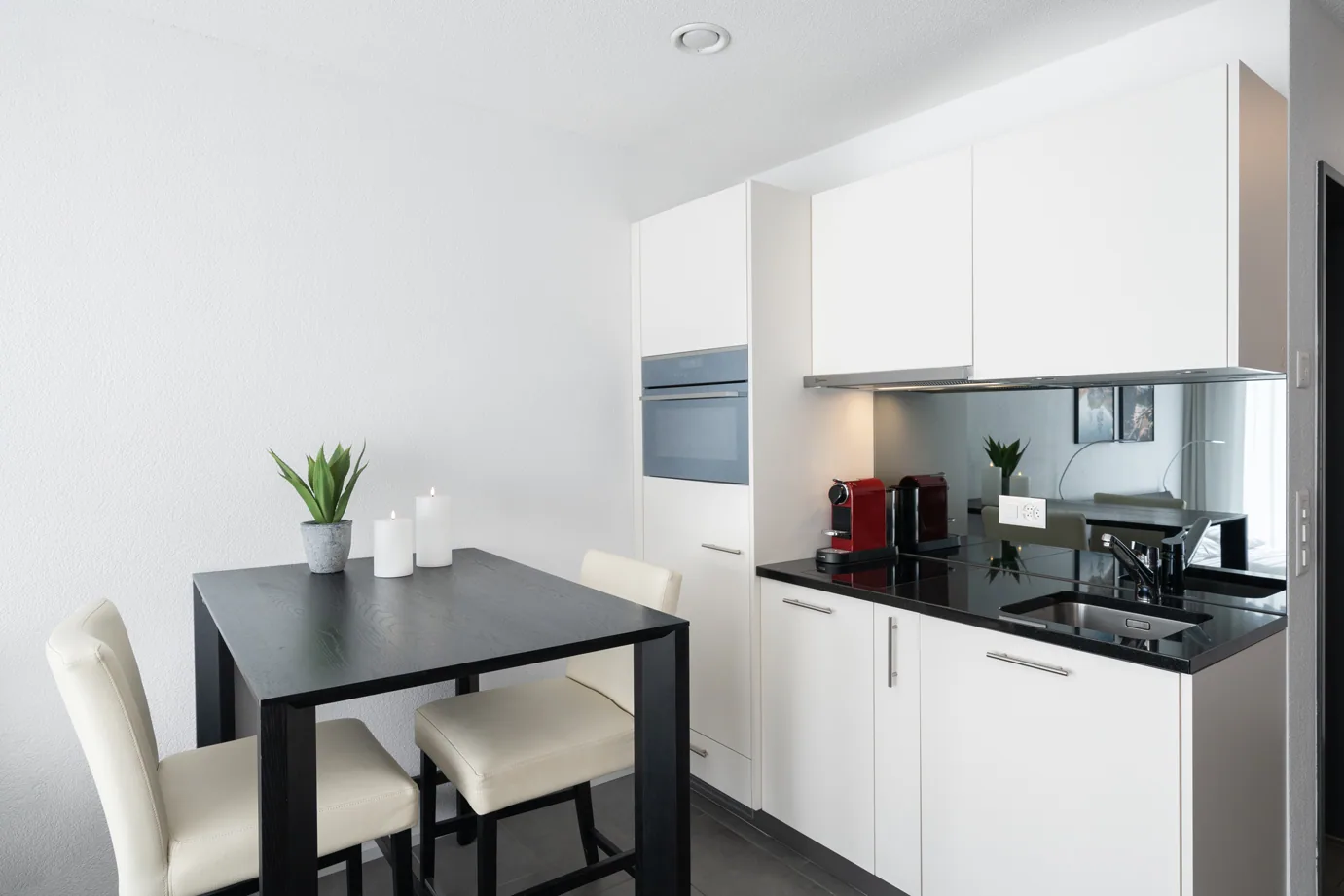 Moderne Küche und Esstisch in einem Apartment in Interlaken