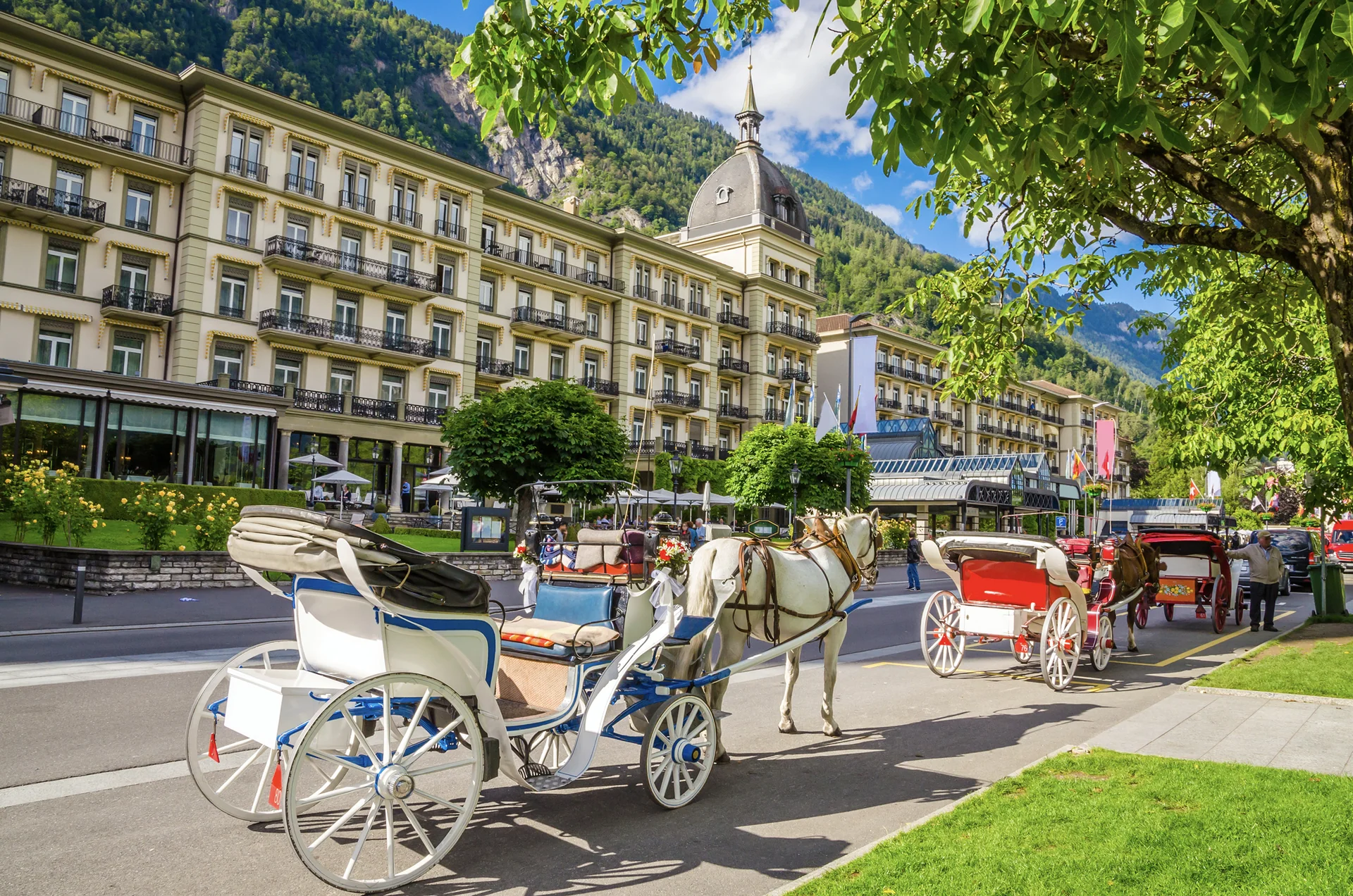 Zentrum von Interlaken mit Blick auf Berge und Hotels